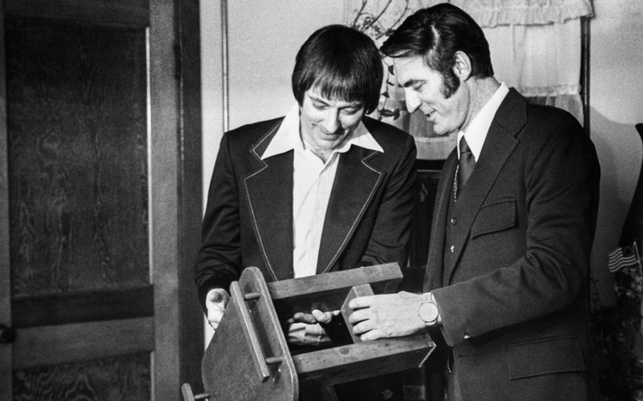 Bị chia cắt 39 năm từ lúc lọt lòng, cặp song sinh sống cuộc đời giống nhau đến lạ lùng- Ảnh 1.