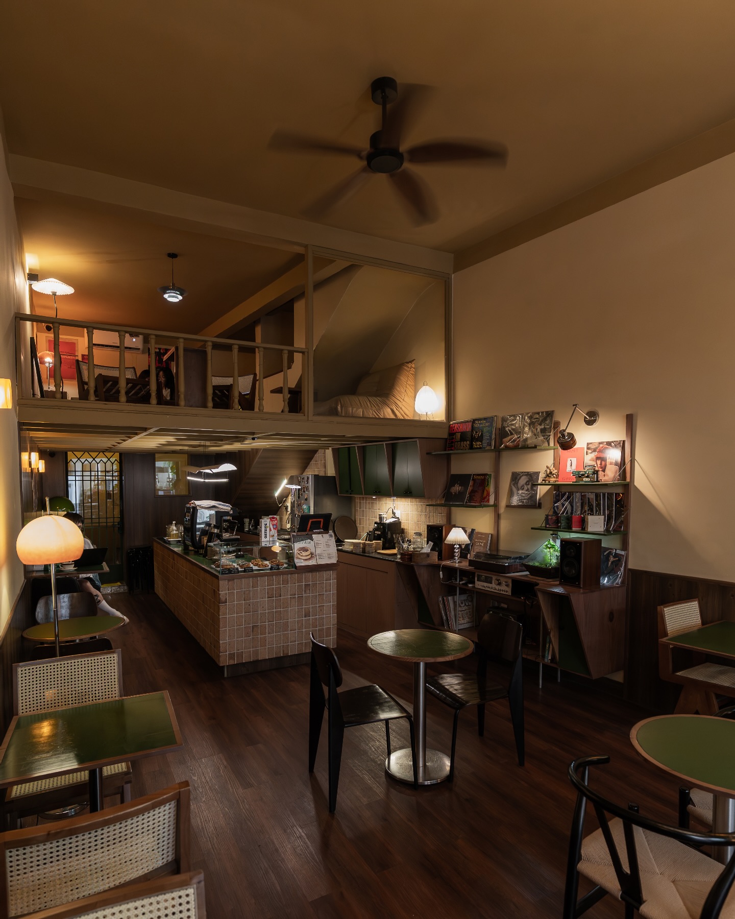 Bị khách tràn vào đánh giá 1 sao vì Bị khách tràn vào đánh giá 1 sao vì