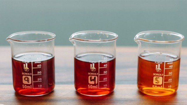 Màu sắc là yếu tố mà bạn có thể quan sát nhanh chóng bằng mắt thường khi chọn nước mắm.