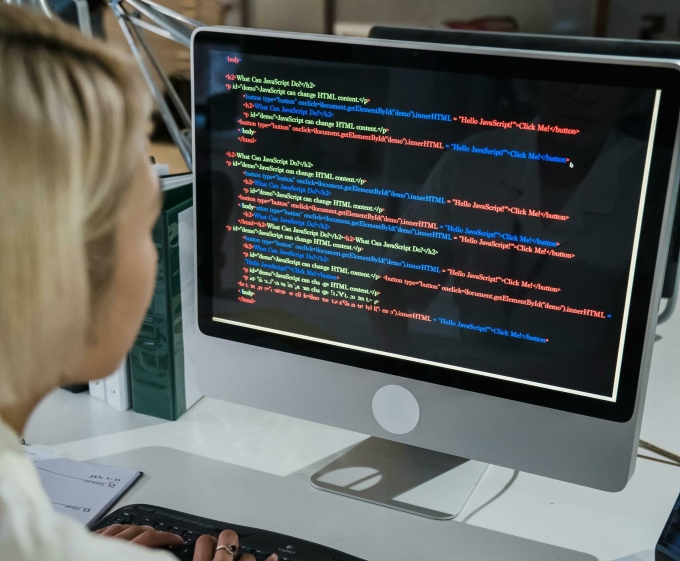 Làm việc lâu trước màn hình ảnh hưởng đến làn da. Ảnh: Pexels