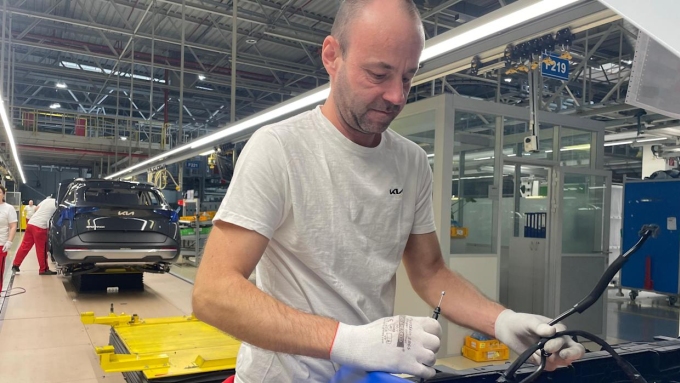 Công nhân dây chuyền lắp ráp Kia, Marcel Pukhon, cho biết ông đang có công việc mơ ước. Ảnh: BBC