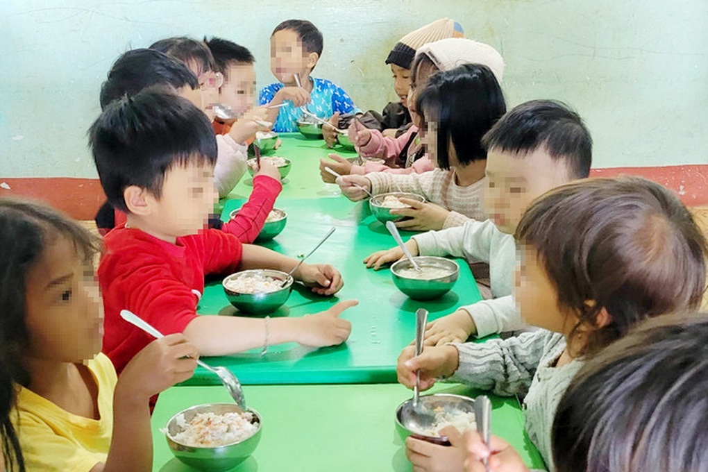 Bị tố ăn chặn 1kg thịt của học sinh: Nhà trường thừa nhận thiếu sót - 1