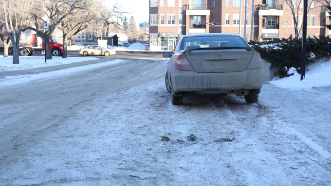 Biển số xe bị che phủ bởi bùn và tuyết tại Canada. Ảnh: CBC