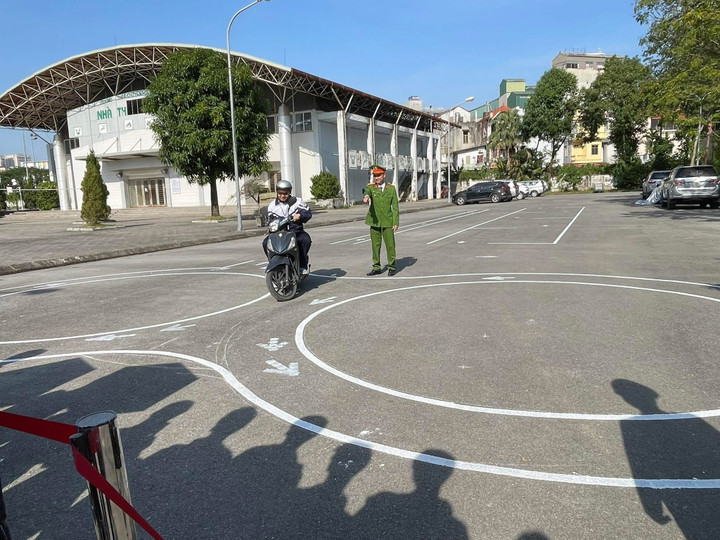 Bộ Công an bỏ một bài thi hình khi sát hạch bằng lái xe máy- Ảnh 1.