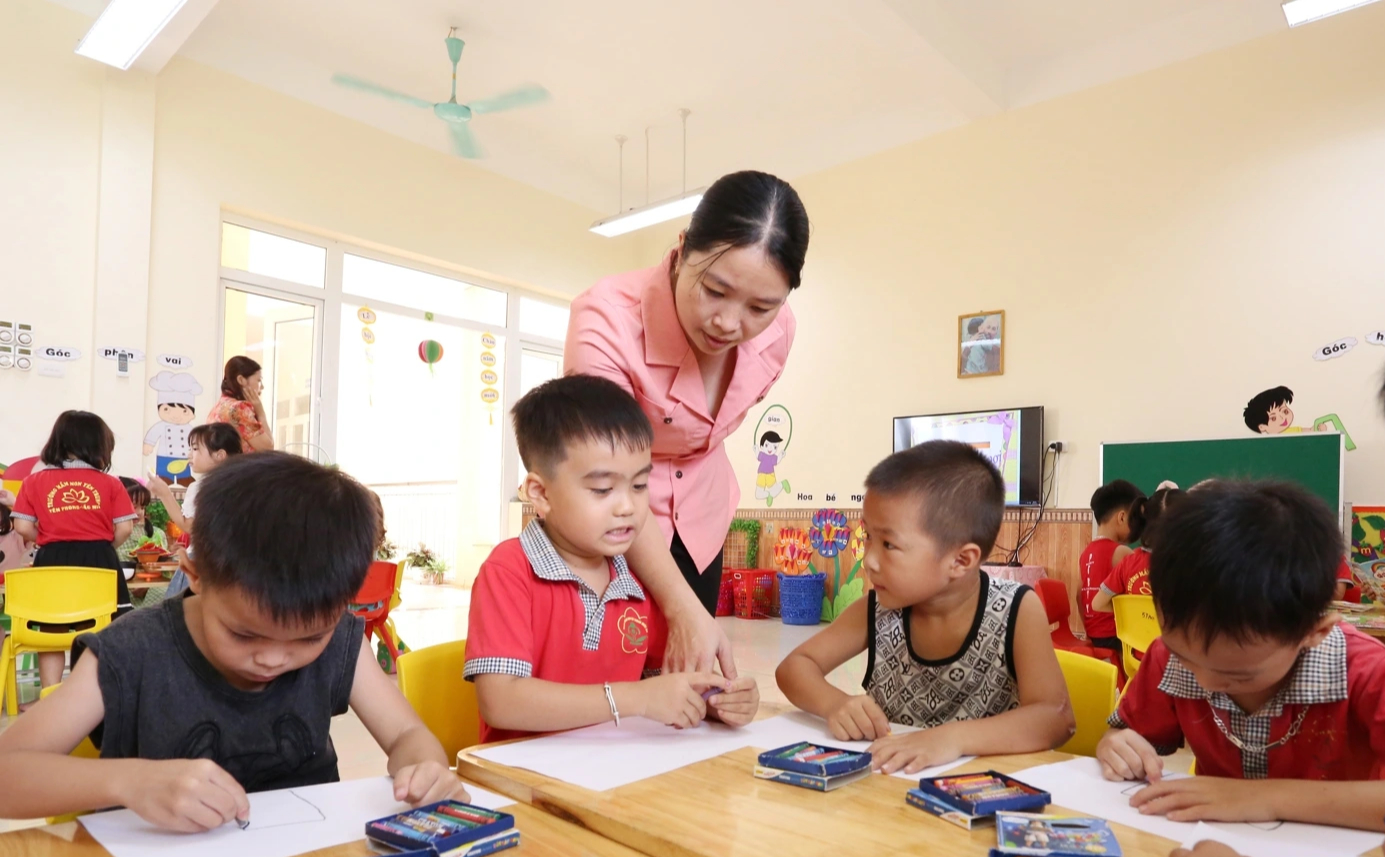 Bộ Nội vụ thông tin rõ lộ trình bổ sung biên chế giáo dục, y tế - Ảnh 1.