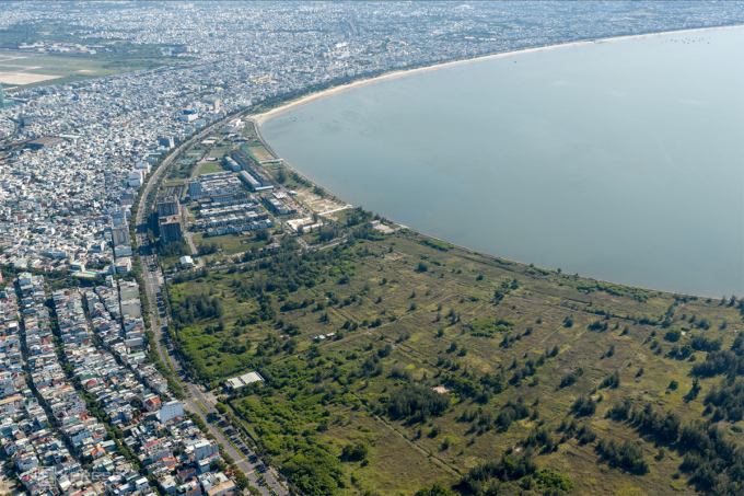 Khu vực Vịnh Đà Nẵng, dọc đường Nguyễn Tất Thành hiện đã có dự án lấn biển khu đô thị quốc tế Đa Phước. Ảnh: Nguyễn Đông