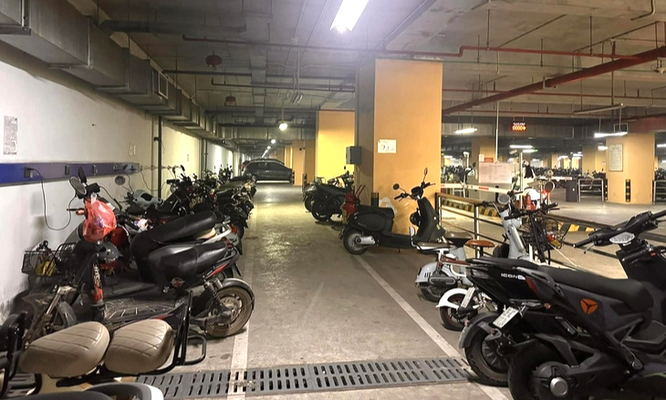 Bộ Xây dựng đề xuất quy định bắt buộc bố trí chỗ để xe điện, khu sạc xe điện trong chung cư 1 xe điện - Ảnh 1.