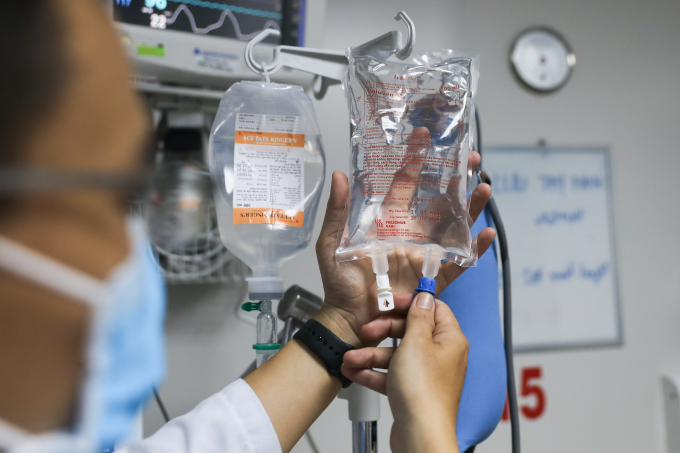 Truyền dịch cho bệnh nhân sốt xuất huyết tại Bệnh viện Bệnh Nhiệt đới TP HCM. Ảnh: Quỳnh Trần