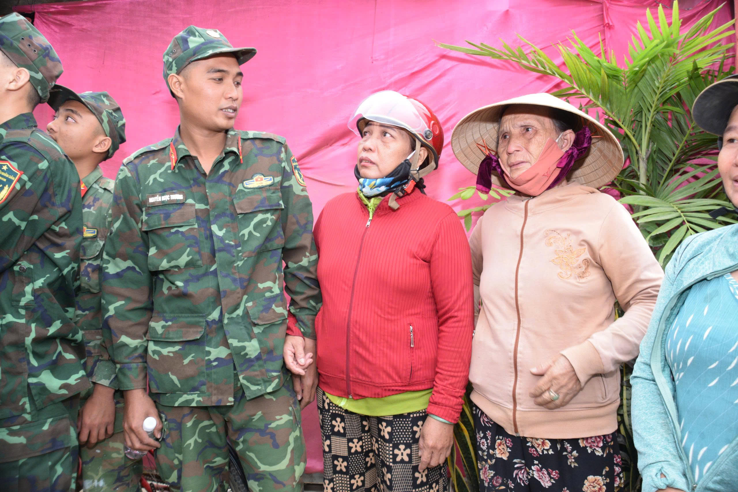 Bộ đội Quân khu 5 nhận 'mưa lời khen' từ bạn đọc Tuổi Trẻ Online - Ảnh 1.