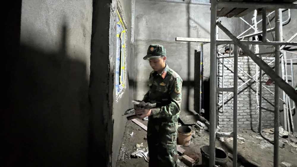 Các chiến sĩ Lữ đoàn Đặc công 198 xây dựng nhà cho người dân vùng lũ. Ảnh: Đ.D Quang Trung 1.jpg