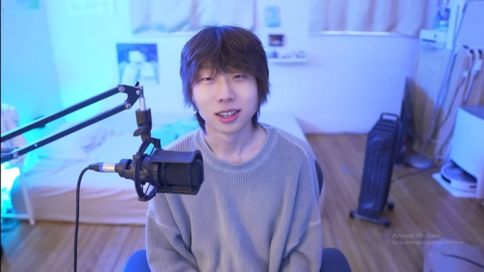 Hyosang trong video kể lại câu chuyện bỏ lỡ Harvard. Ảnh chụp màn hình