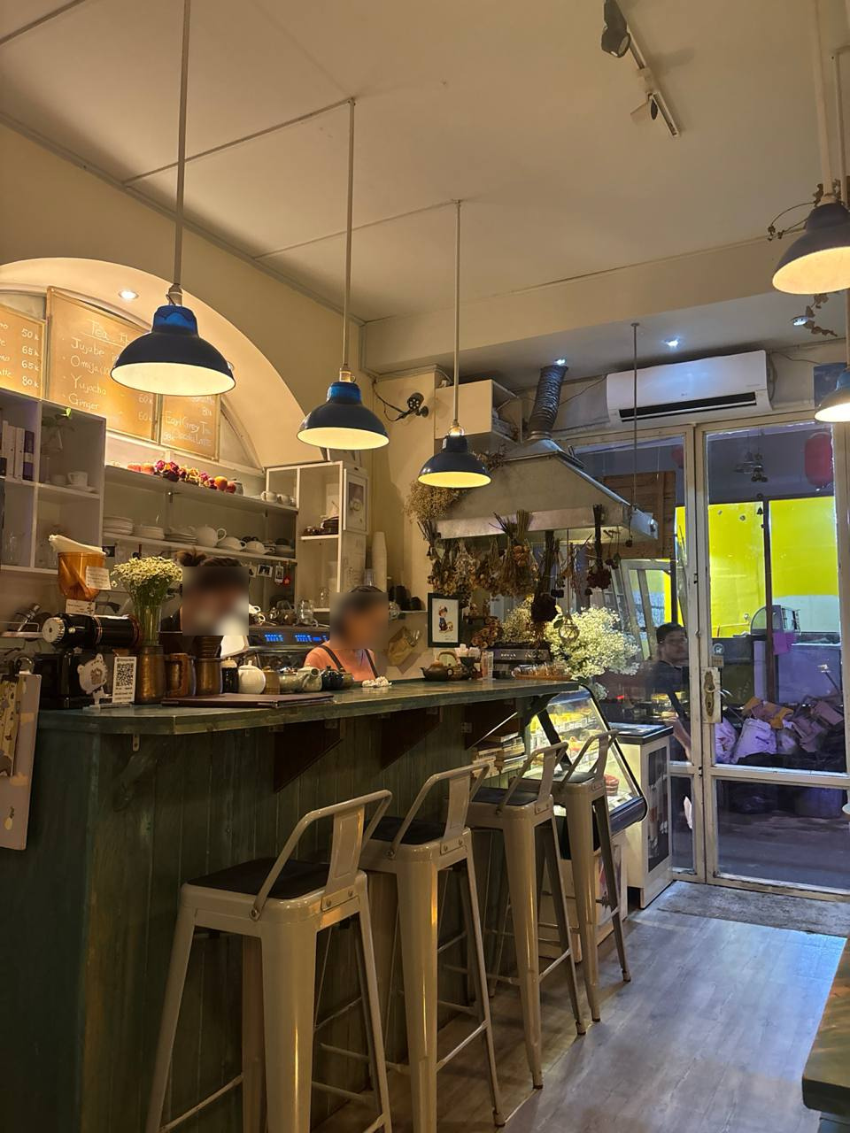 Bỏ tiền làm thượng đế nhưng bị cấm đi vệ sinh, không ngồi quá 1 tiếng tại tiệm bánh chảnh nhất Sài Gòn- Ảnh 1.