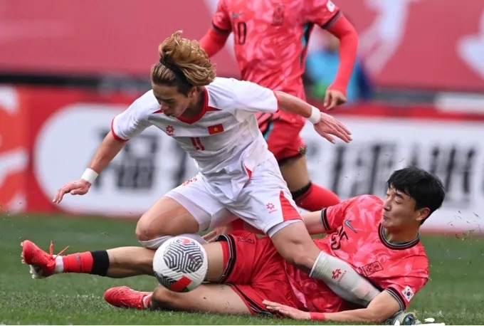 Lê Viktor trong pha tranh bóng với cầu thủ Hàn Quốc tại giải giao hữu U22 Panda Cup tại thành phố Thành Đô, tỉnh Tứ Xuyên, Trung Quốc ngày 18/11/2025. Ảnh: YCNews