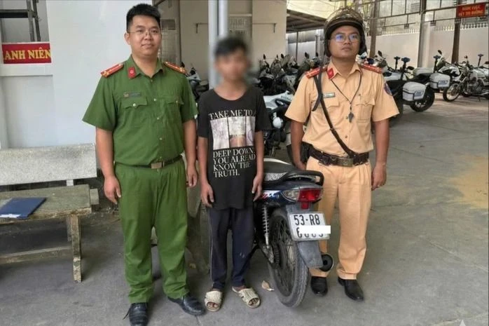 csgt-an-suong-xu-ly-nhom-thieu-nien-14-tuoi-boc-dau-xe-may-quay-clip-cau-like-2-6530-7806.jpg