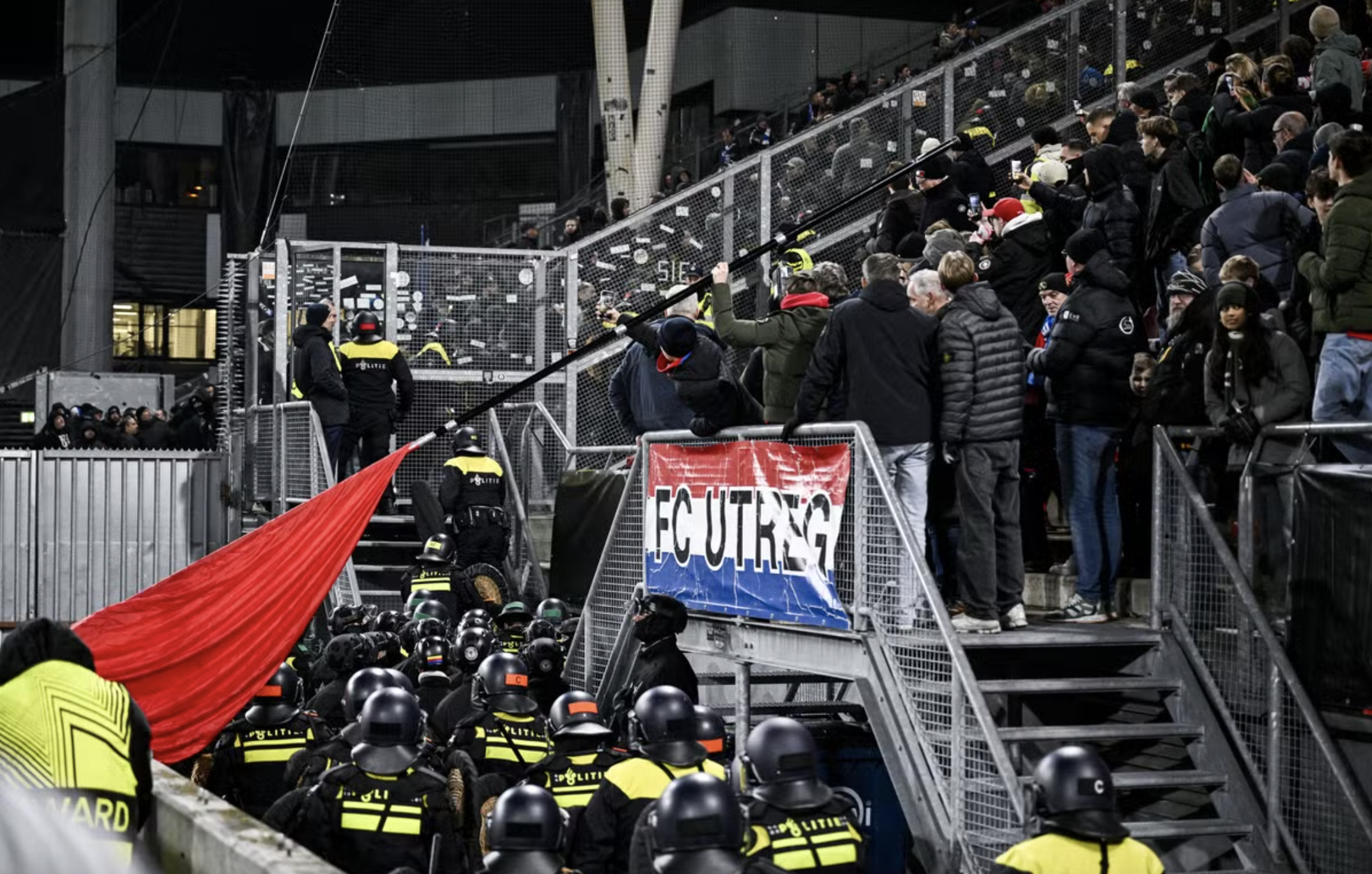 CĐV Bỉ tấn công cảnh sát, RC Genk thắng chủ nhà Utrecht ở Europa League 1 CĐV Bỉ tấn công cảnh sát, RC Genk thắng chủ nhà Utrecht ở Europa League - Ảnh 1.