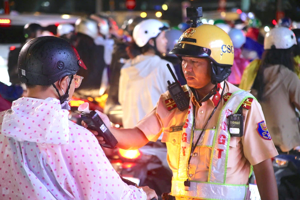 CSGT TP.HCM xử nghiêm vi phạm giao thông dịp Tết Nguyên đán Bính Ngọ. Ảnh: PHẠM HẢI csgt-tp.hcm-tet-nguyen-dan.jpeg