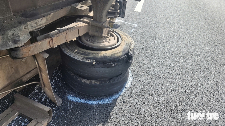 nổ lốp - Ảnh 1.