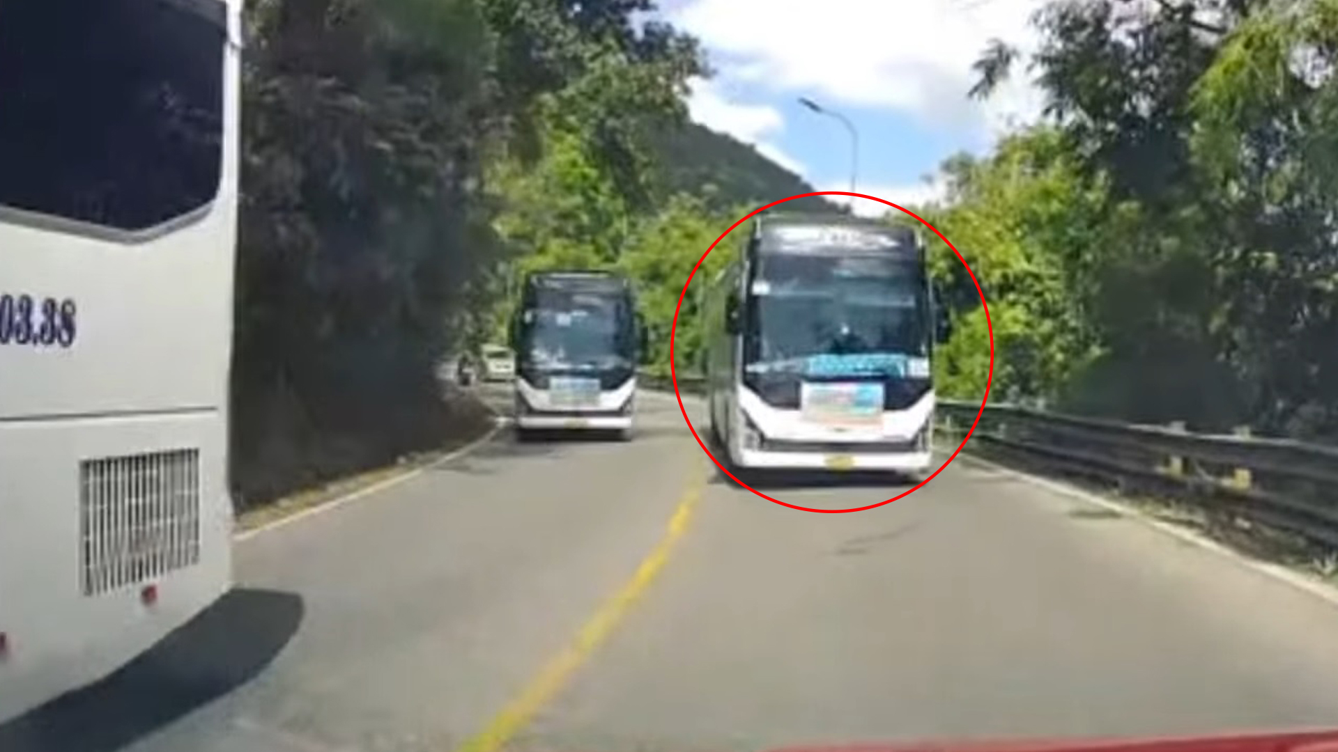 CSGT xử phạt tài xế lái xe khách chở học sinh vượt 'như tự sát' trên đèo - Ảnh 1.