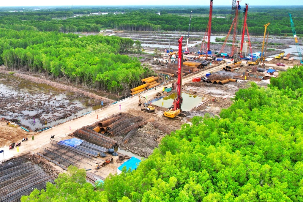 Cà Mau khai thác quỹ đất dọc cao tốc để phát triển công nghiệp, dịch vụ - 1