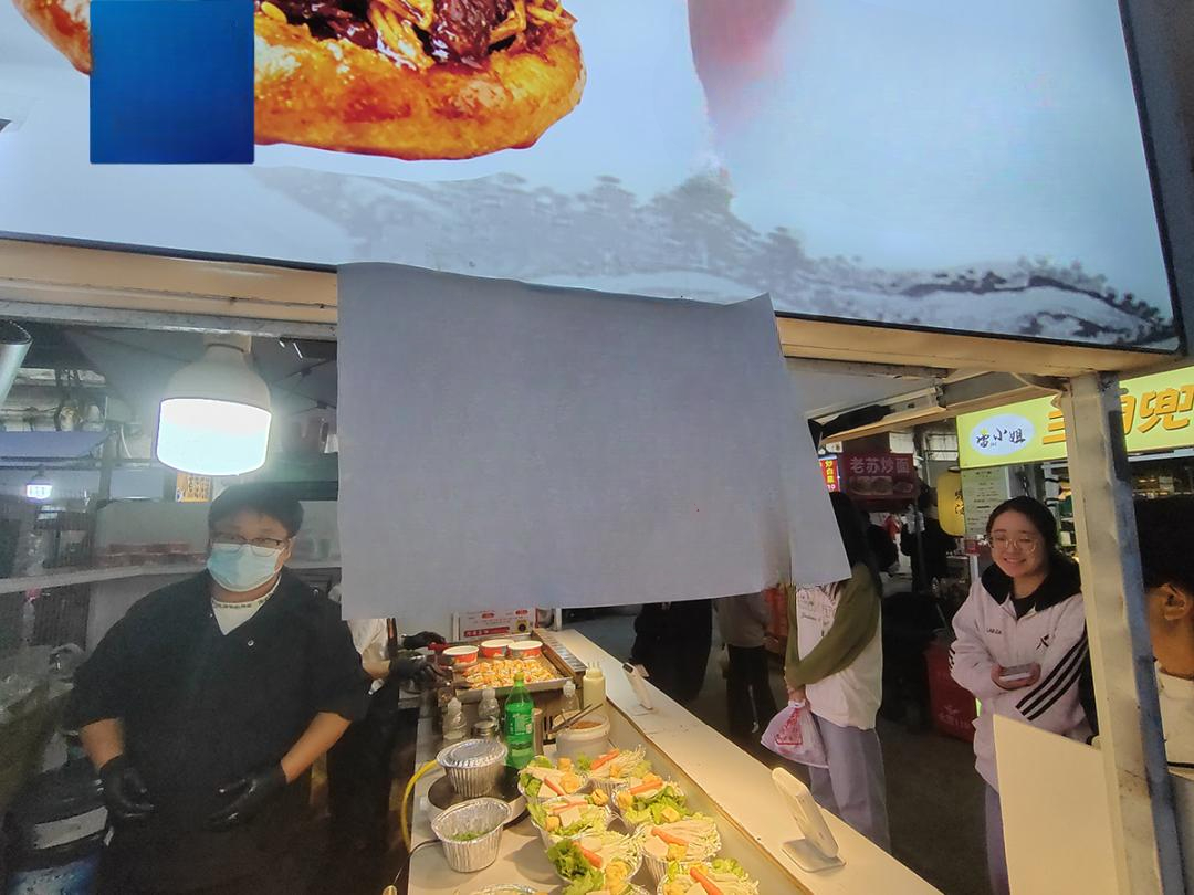 Cảnh tượng lạ lùng: Cả khu phố dùng chung một 1 QR thanh toán, khách kéo đến nườm nượp nhưng tiền không về tài khoản chủ quán- Ảnh 2.