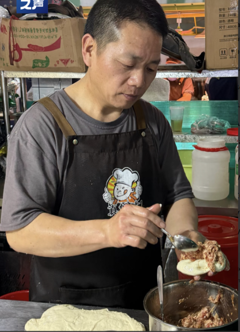 Cảnh tượng lạ lùng: Cả khu phố dùng chung một 1 QR thanh toán, khách kéo đến nườm nượp nhưng tiền không về tài khoản chủ quán- Ảnh 1.