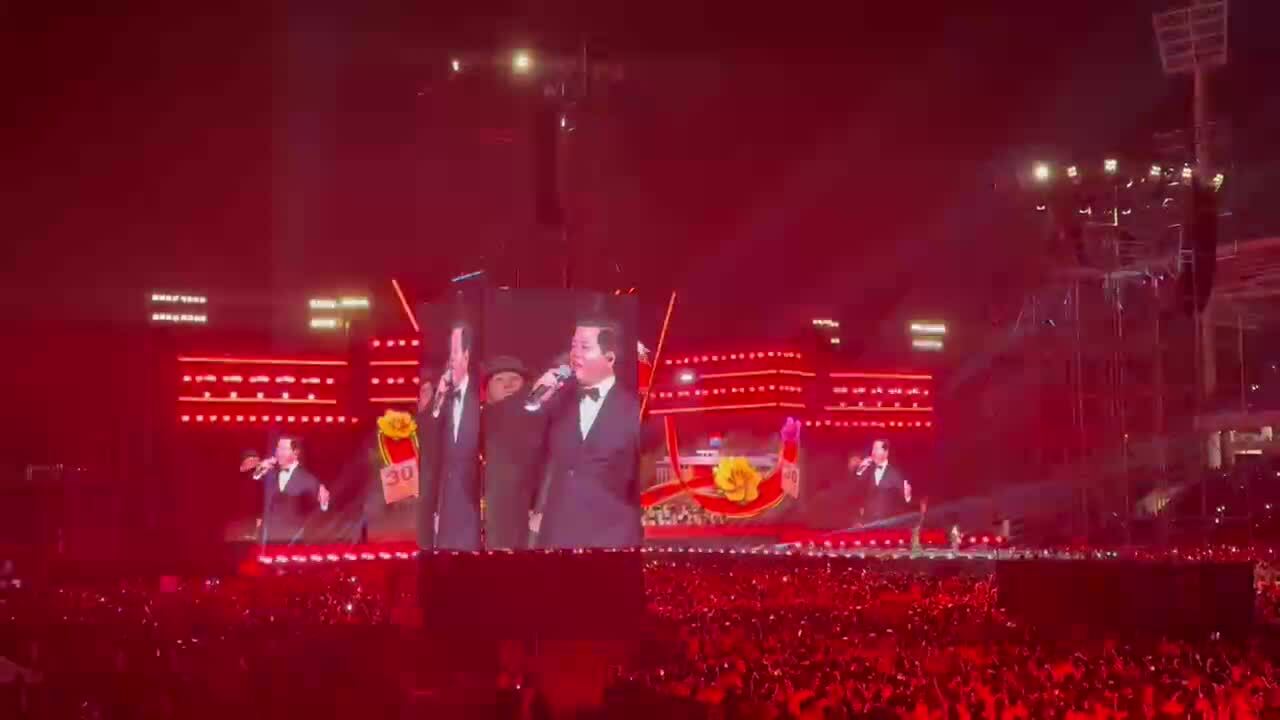 Đăng Dương hát 'Đất nước trọn niềm vui'