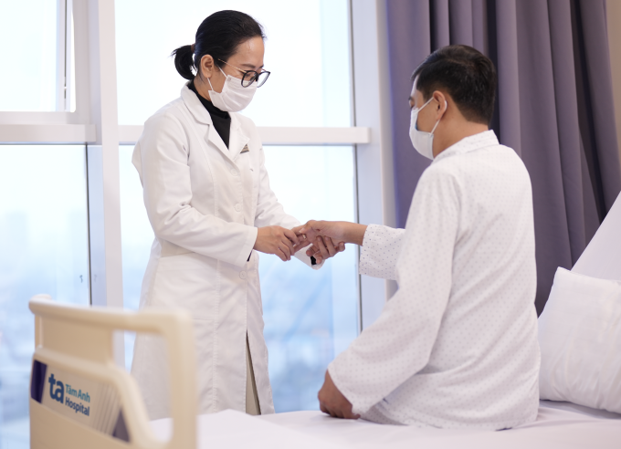 Bác sĩ Trang khám cho người bệnh cơ xương khớp tự miễn. Ảnh: Bệnh viện Đa khoa Tâm Anh