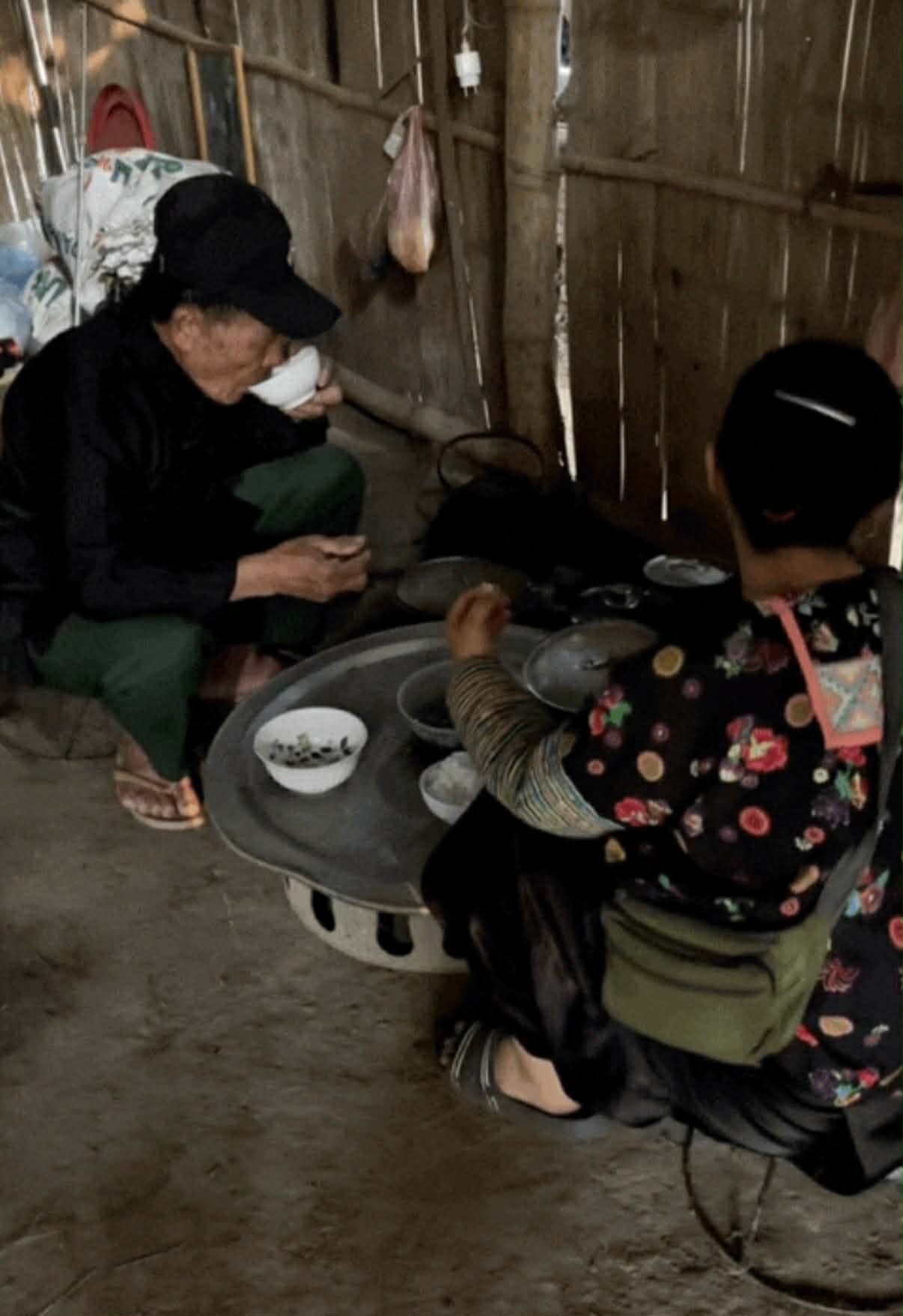 Cụ ông vượt 1.500km đến Sơn La rước bạn gái quen qua mạng về sống chung: Các con phản ứng bất ngờ- Ảnh 1.