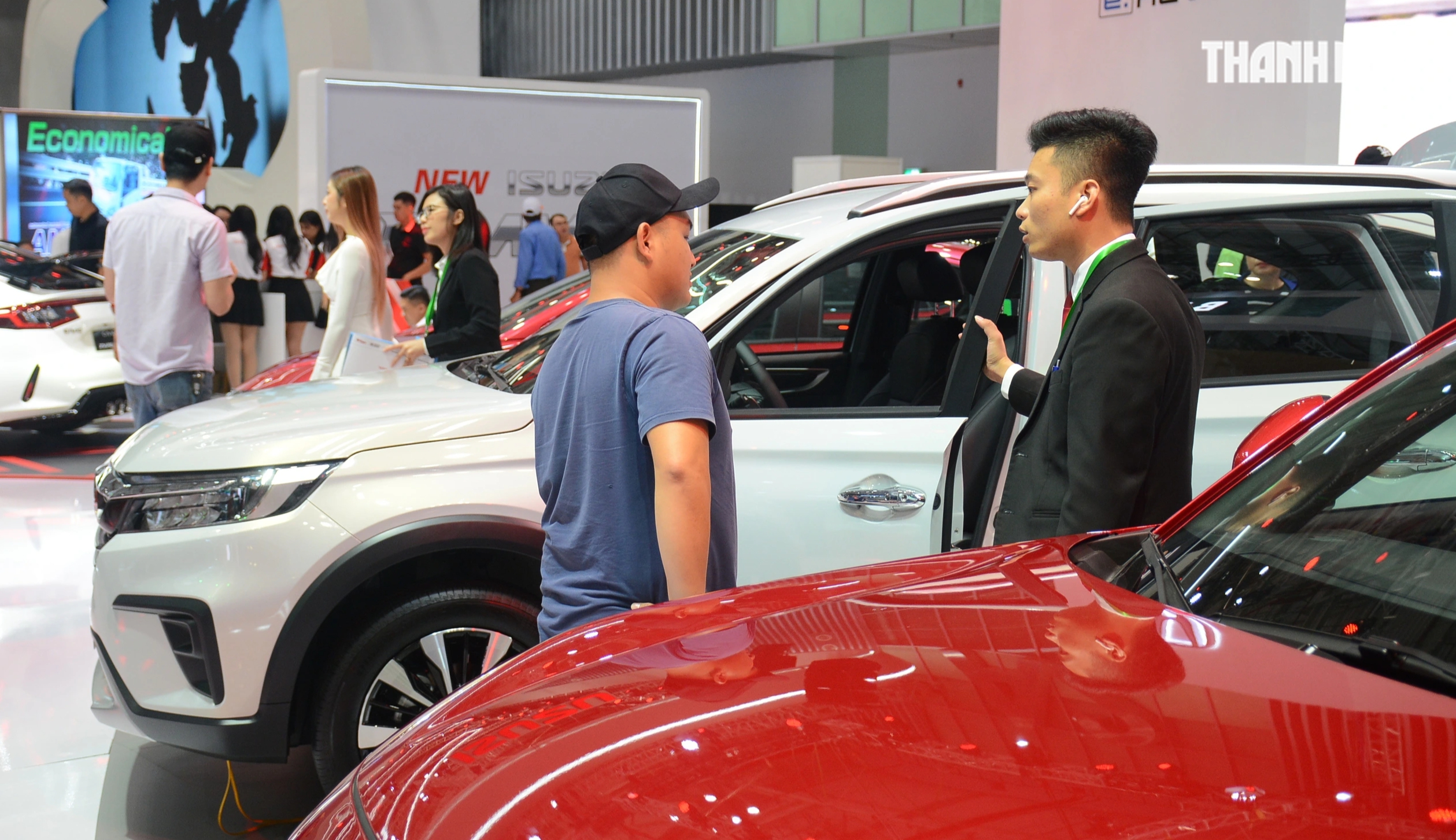 Các hãng xe rầm rộ giảm giá, tiêu thụ ô tô tại Việt Nam lập kỷ lục - Ảnh 1.