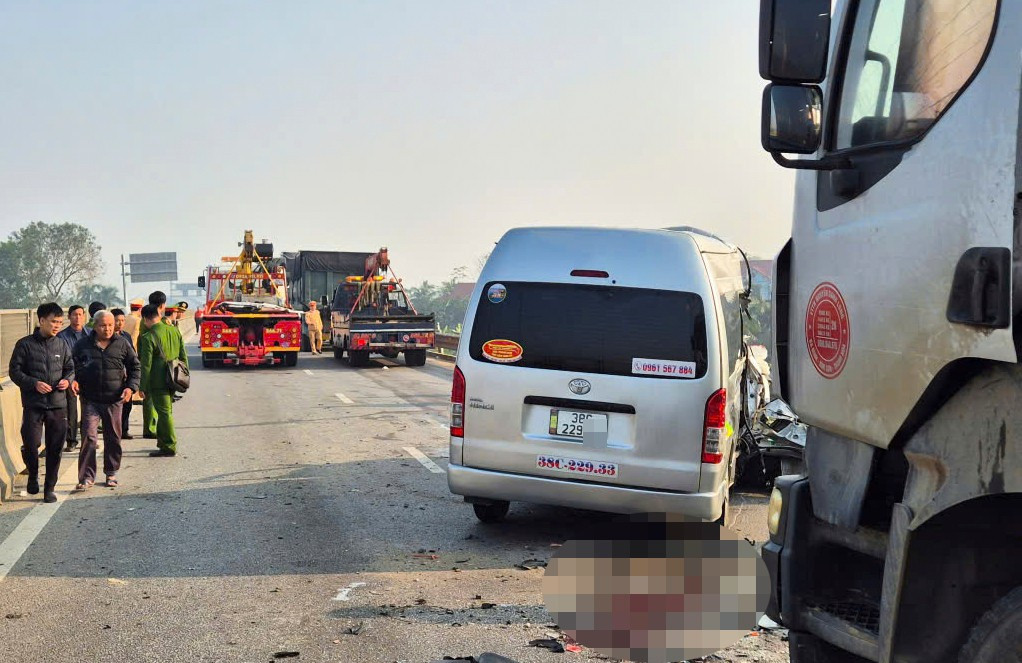 Tai nạn liên hoàn trên cao tốc qua Thanh Hóa làm 4 người chết: Các nạn nhân là anh em, họ hàng- Ảnh 1.