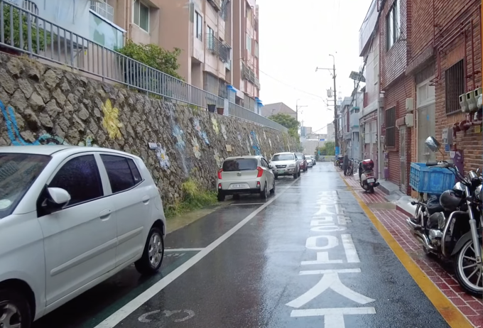 Phương tiện đậu trên đường phố Hàn Quốc. Ảnh: Korea Walking Tour TV