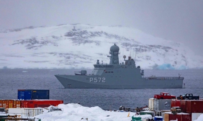 Tàu hải quân Đan Mạch tuần tra trên vùng biển ngoài khơi Nuuk, thủ phủ Greenland, hồi tháng 3/2025. Ảnh: AFP