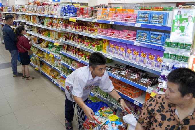 Học sinh sau giờ tan học phụ cha mẹ đi mua đồ ở siêu thị. Ảnh: Văn Đông