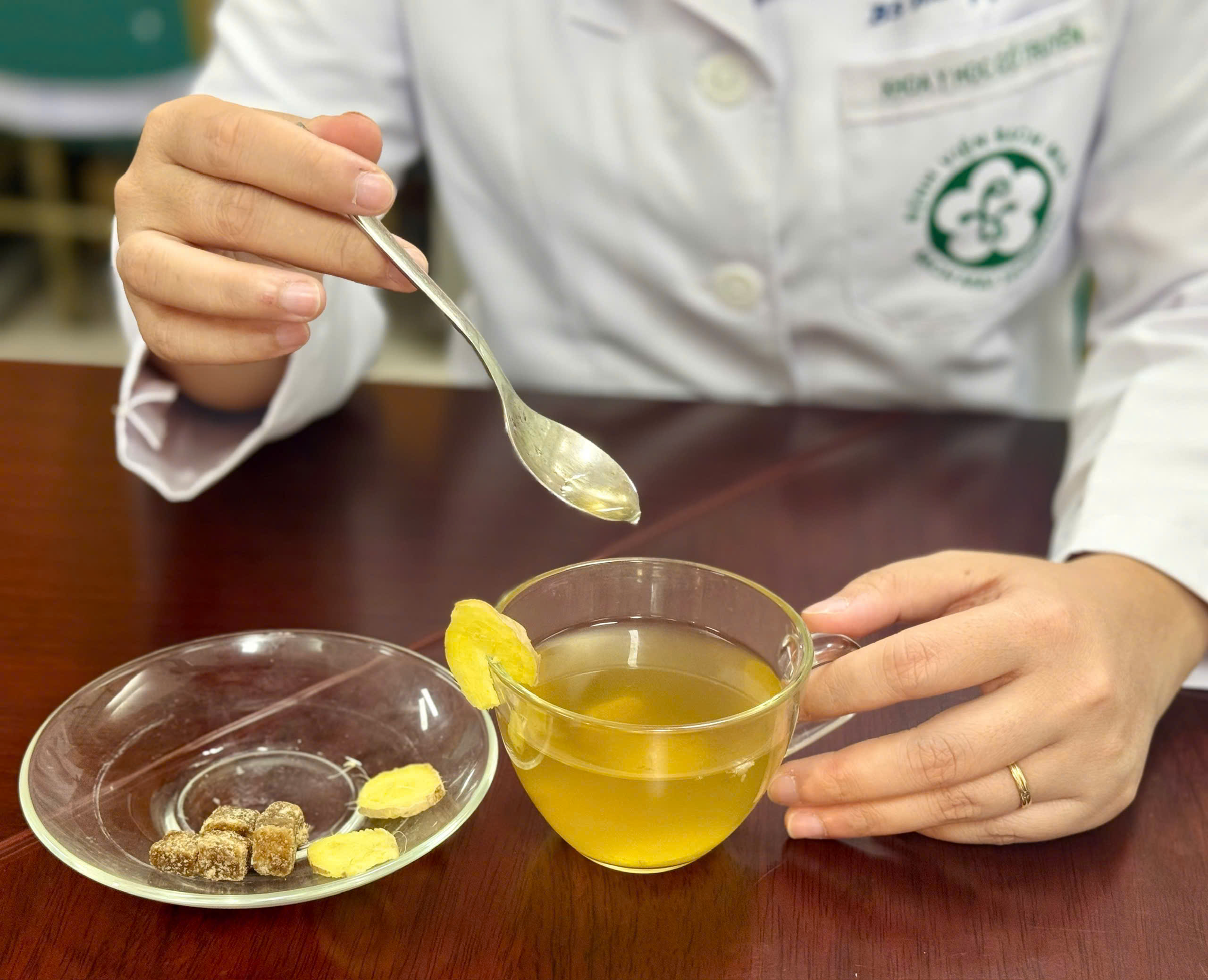 Cách dùng trà gừng, đường nâu giảm ho, ngừa cảm lạnh - Ảnh 1.