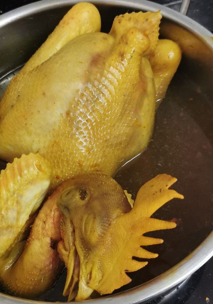 Cách xếp gà vào nồi và điều chỉnh nhiệt độ là yếu tố quyết định việc da có bị nứt hay không. (Ảnh: Yêu Bếp)