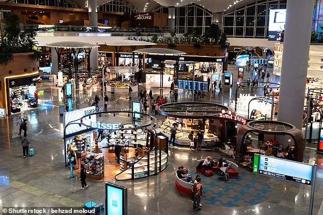 Cách 'né' phí, tránh dịch vụ mất tiền ở sân bay- Ảnh 1.