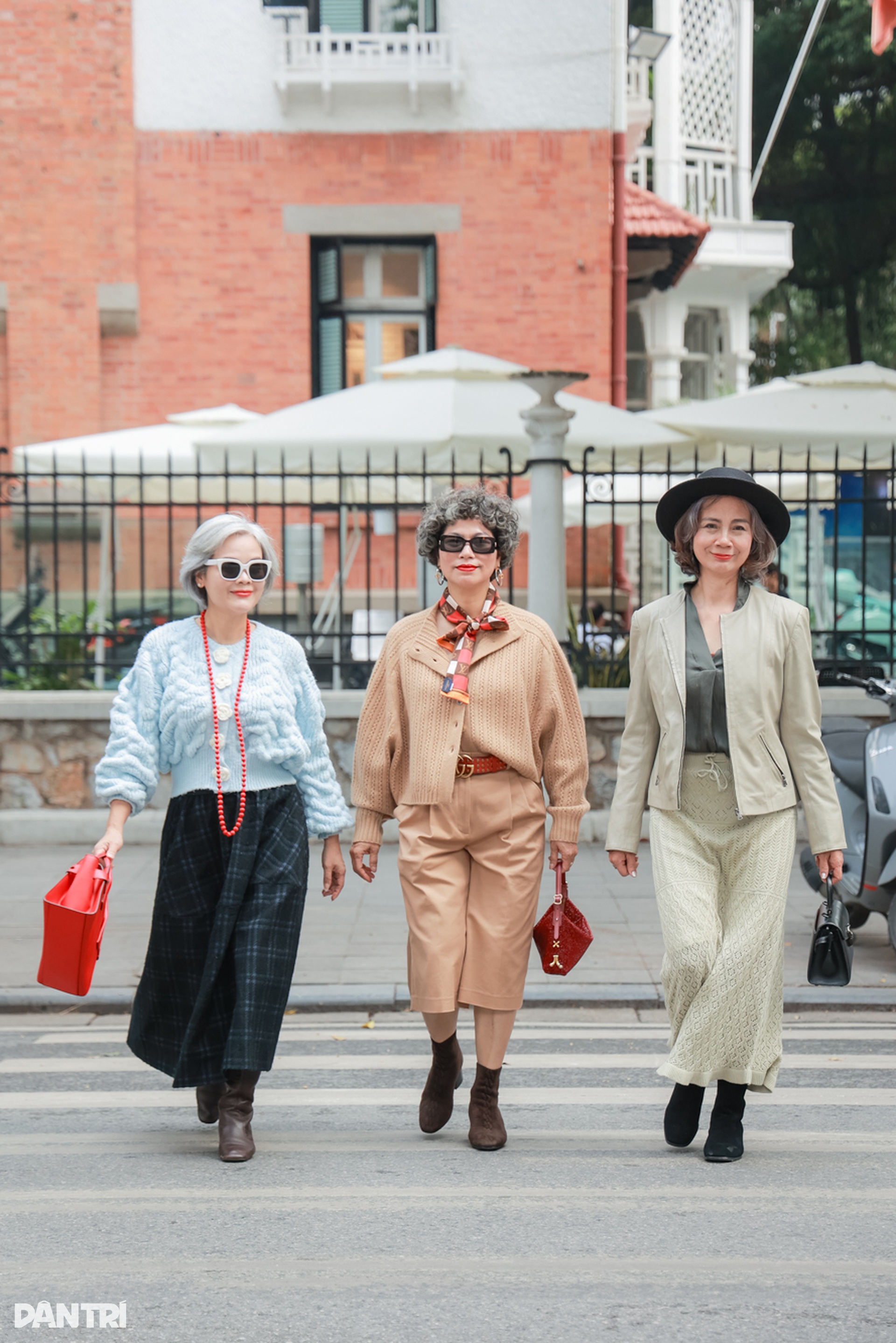 Cách quý cô trung niên Hà Nội ăn gian tuổi qua trang phục - 1