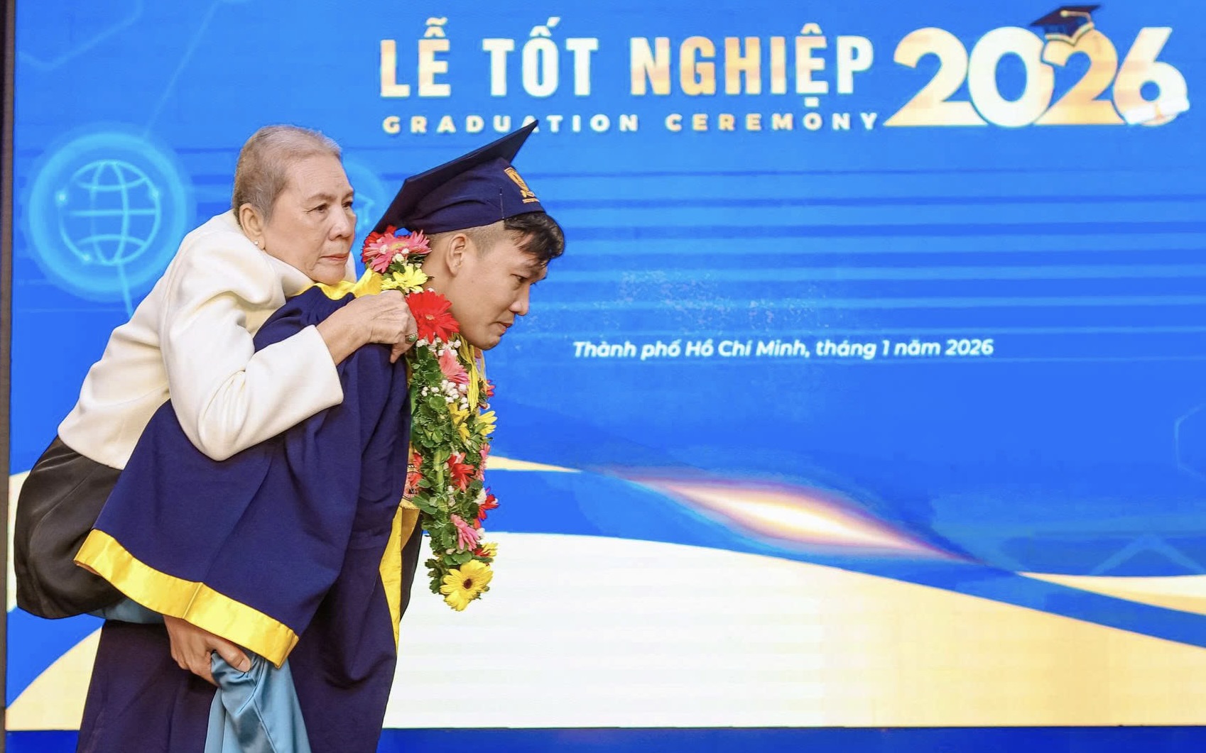 cõng mẹ - Ảnh 1.