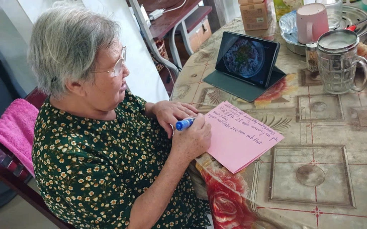 Khâm phục tân khoa cõng mẹ nhận bằng tốt nghiệp đại học - Ảnh 4.