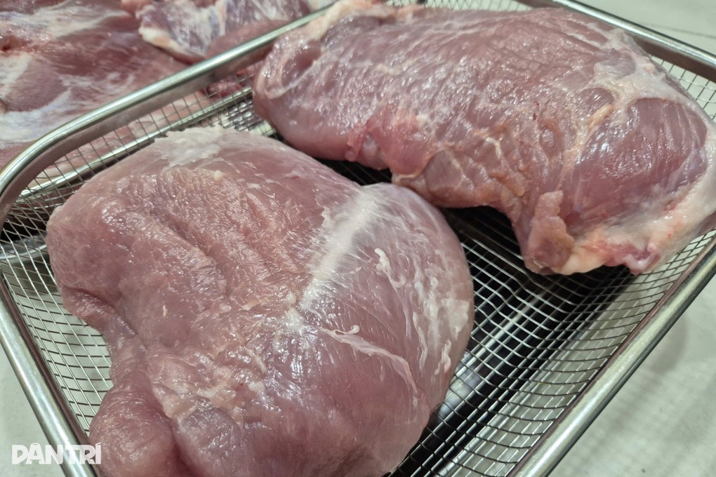 Cận Tết, giá thịt lợn tăng từng ngày, giò chả, bánh chưng lo sốt giá - 1