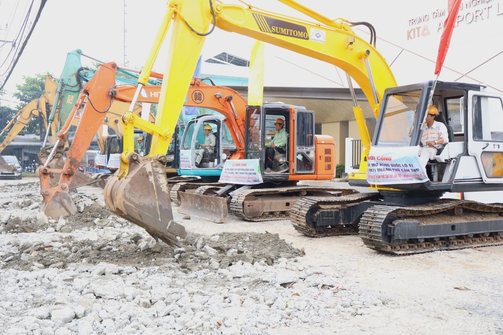 Khởi công cải tạo, nâng cấp 7 km của Quốc lộ 91 trong năm 2025. Ảnh: NHẪN NAM tp-can-tho-khoi-cong-7km-quoc-lo-91-1.JPG