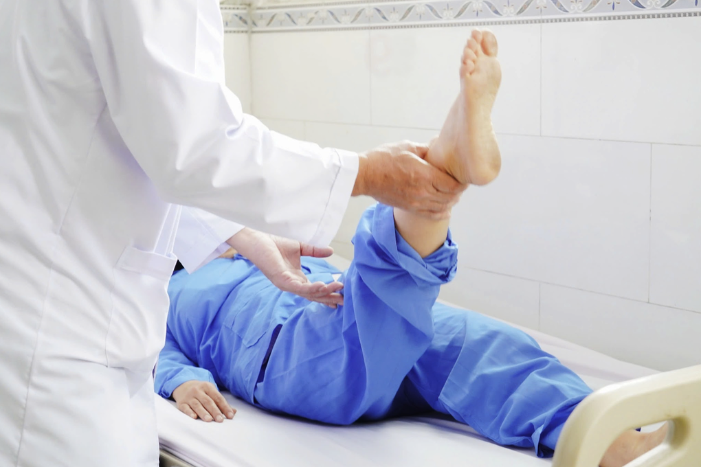 Căn bệnh hiểm khiến người phụ nữ 42 tuổi đứng lên là chảy nước mắt - 1