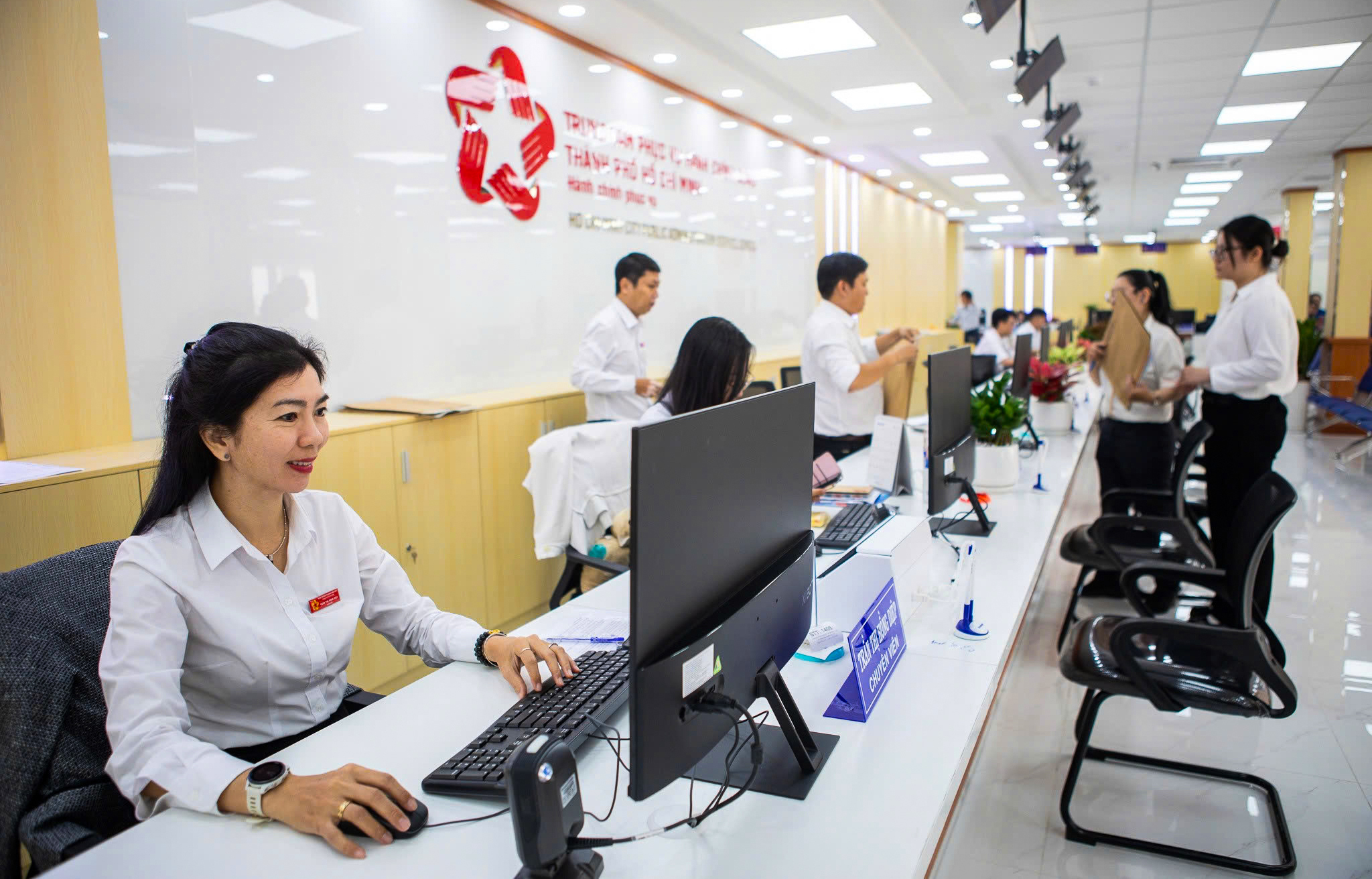 cán bộ - Ảnh 1.