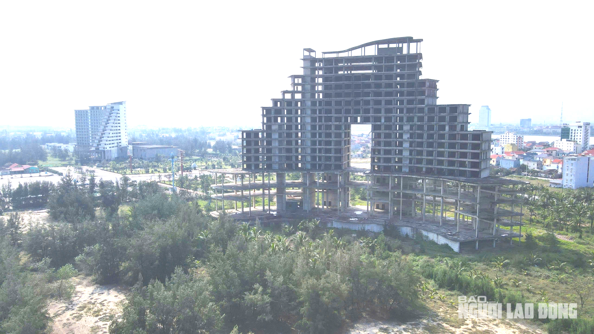 Hai khách sạn bỏ hoang tại Đồng Hới gây lo ngại về đầu tư Du lịch - Ảnh 1.