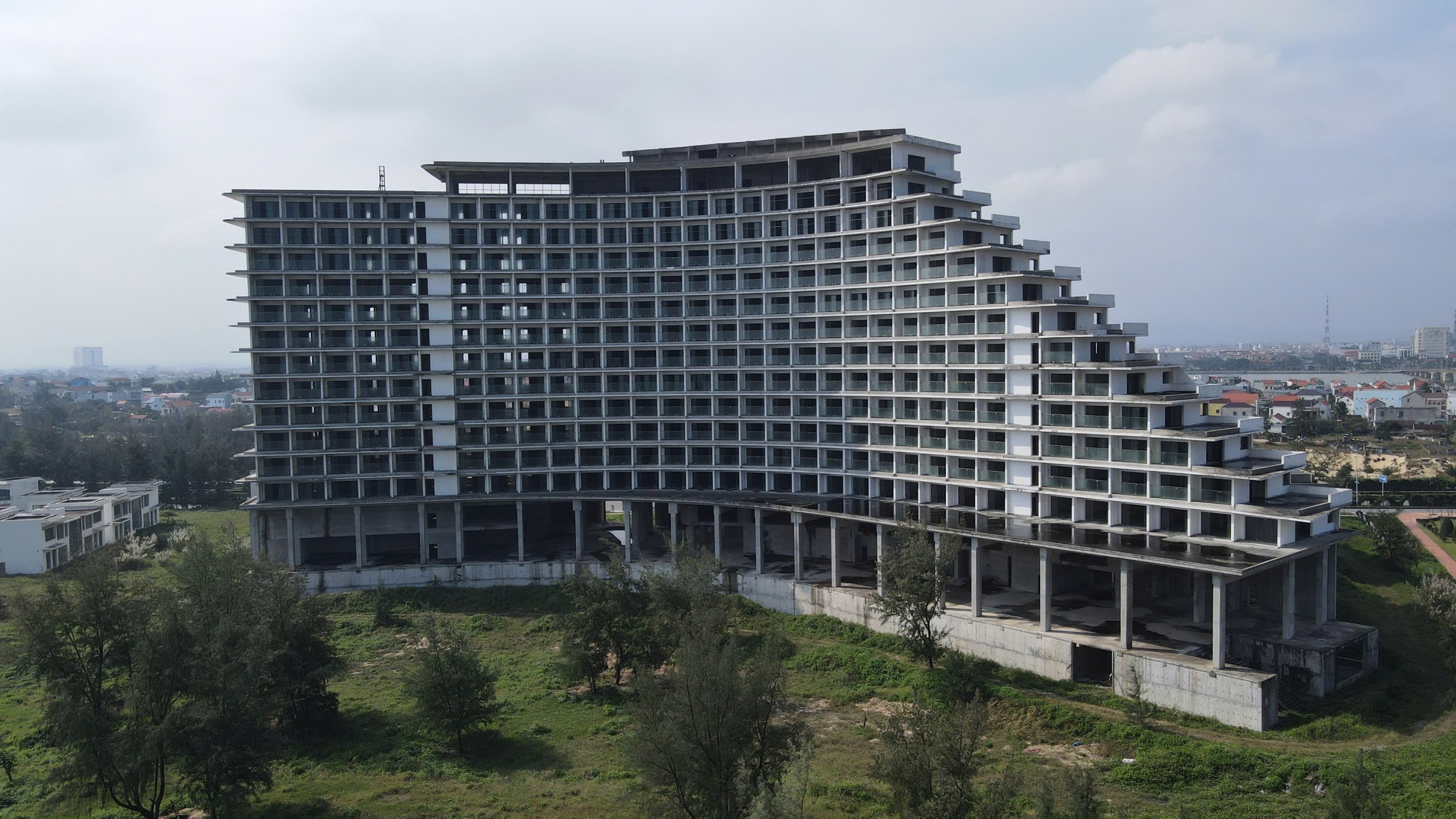 Giao đất vàng ven biển Đồng Hới, tỉnh nhận lại 2 khối bê tông hoang phế sừng sững? - Ảnh 2.