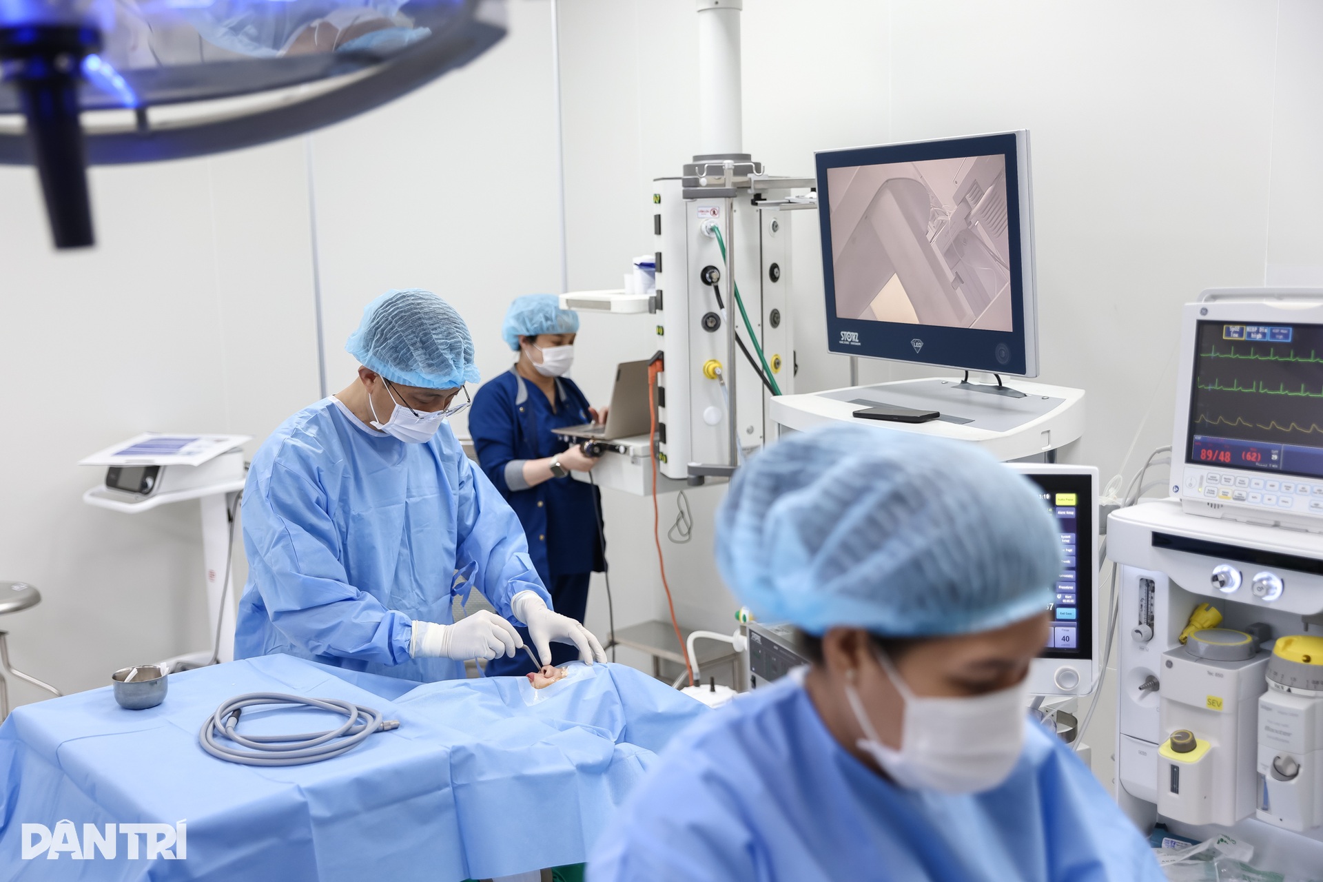 Cận cảnh ca mổ thần tốc” giải cứu bệnh nhân bít tắc đường thở nhiều năm - 1