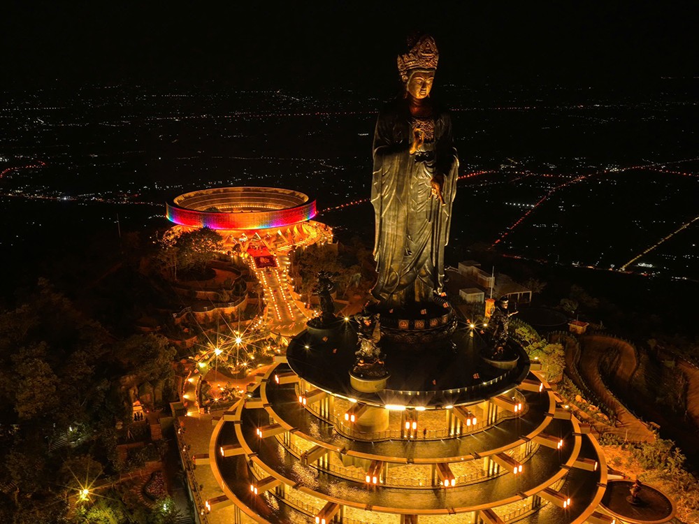 Cận cảnh tôn tượng “Đức Phật đến từ quá khứ” mới an vị tại núi Bà Đen, Tây Ninh 1 Cận cảnh tôn tượng “Đức Phật đến từ quá khứ” mới an vị tại núi Bà Đen, Tây Ninh - 1