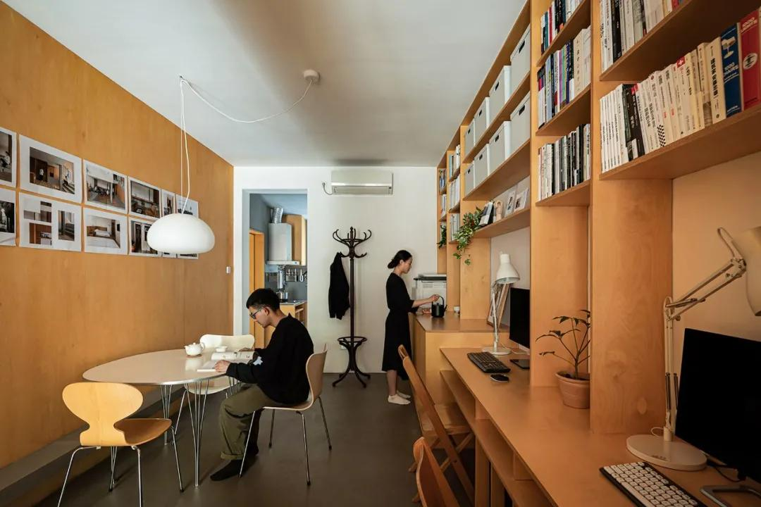 Căn hộ 46m² của đôi vợ chồng mới cưới trong nhà tập thể cũ gây sốt: Vì sao người trẻ đang “quay xe” về nhà cũ trung tâm - nhỏ nhưng đáng tiền hơn?- Ảnh 2.