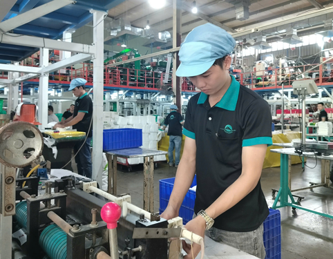 Cân nhắc giảm giờ làm cho người lao động - Ảnh 1. Cân nhắc giảm giờ làm cho người lao động - Ảnh 1.