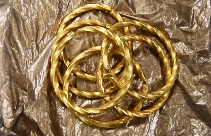 Cảnh sát đã thu một số chiếc vòng tay vàng này trong quá trình điều tra vụ án. Ảnh: Peel Regional Police